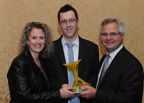 Isabelle Brunet, directrice-conseil et directrice des opérations de Technologia, Adrien Sicard, étudiant, et Benoît Lalonde, président du PMI-Montréal. 