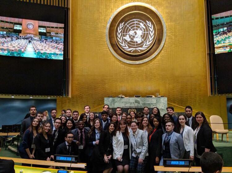 La délégation de l’ESG sur la plus haute marche du podium à la Simulation des Nations Unies