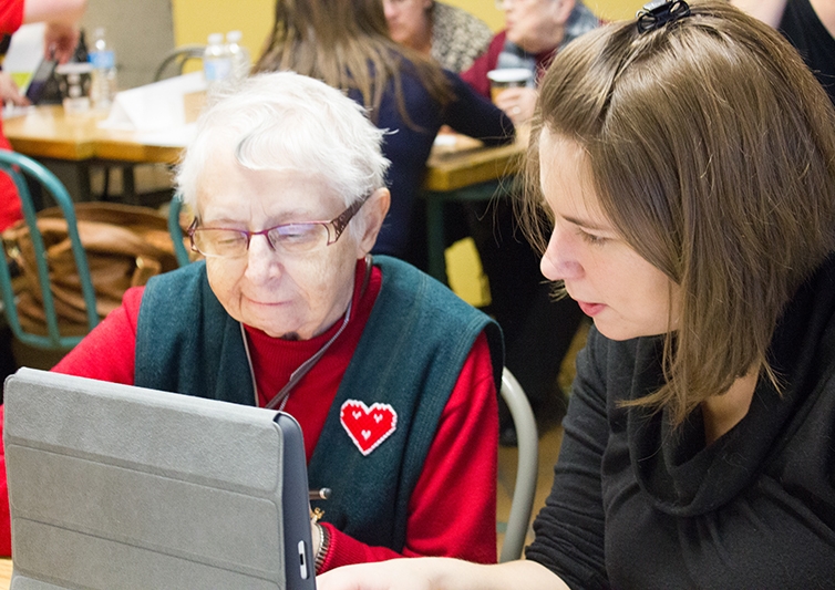 Réunion autour d&rsquo;une tablette