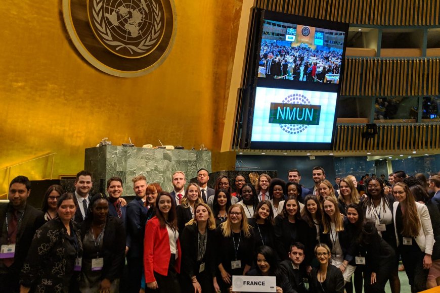 La délégation de l’ESG sur la 2e marche du podium à la Simulation des Nations Unies